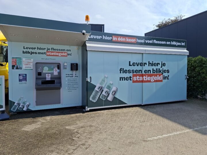 Nieuwe statiegeldautomaat voor flessen en blikjes aan de Voltastraat in Barneveld