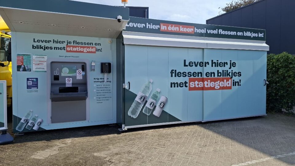 Nieuwe statiegeldautomaat voor flessen en blikjes aan de Voltastraat in Barneveld